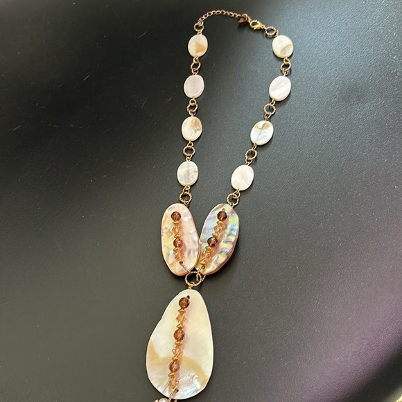 Mother of pearl statement necklace - Picture 4 of 5